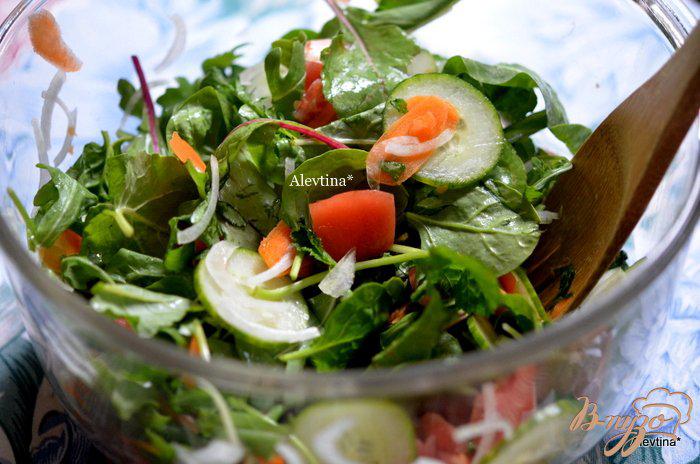Фото приготовление рецепта: Шпинатный салат с бальзамической заправкой шаг №2