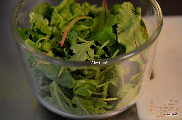 Фото приготовление рецепта: Шпинатный салат с бальзамической заправкой шаг №1