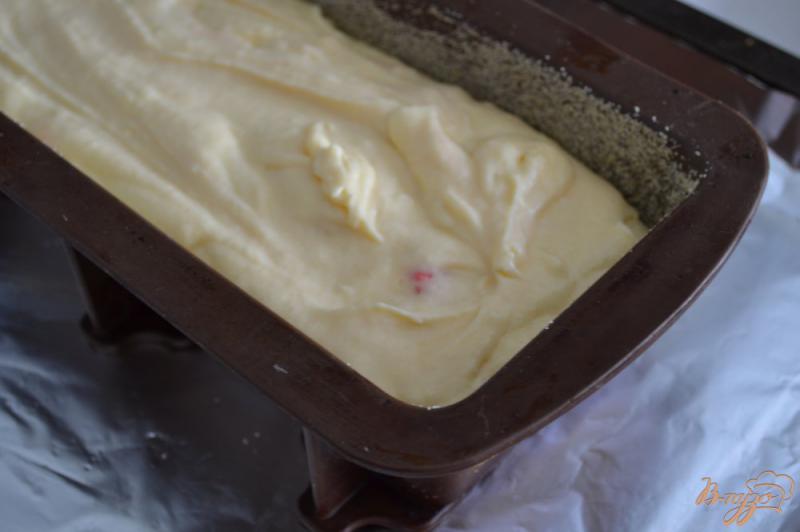 Фото приготовление рецепта: Большой сырник с клубничными конфетками шаг №6
