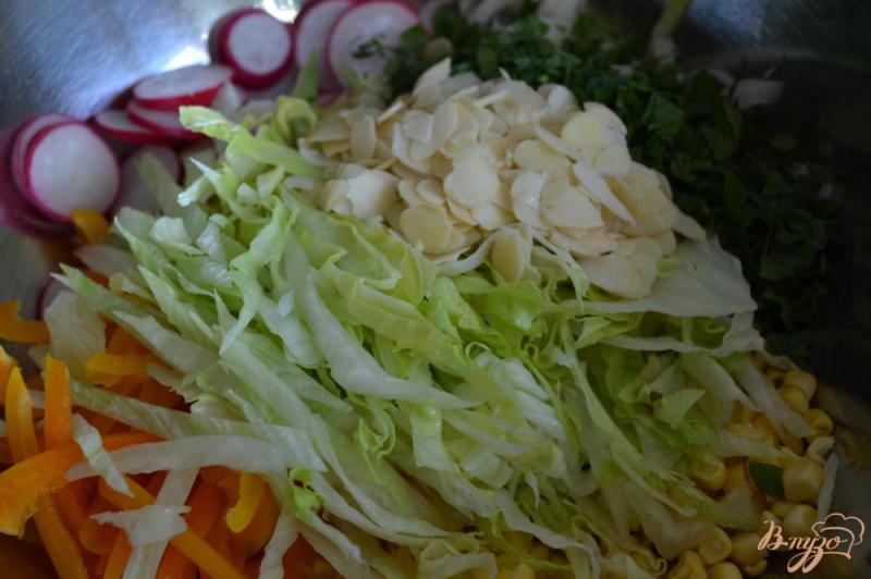 Фото приготовление рецепта: Овощной салат с миндалем шаг №3