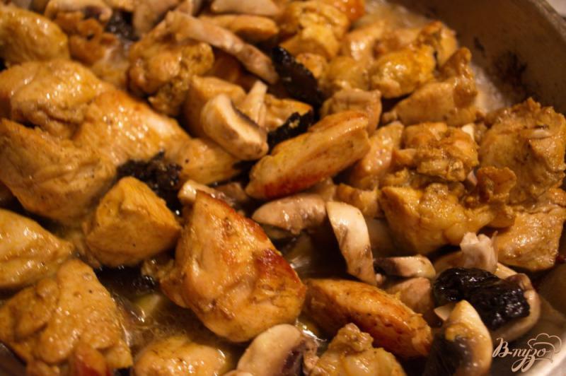 Фото приготовление рецепта: Курица в соусе с грибами и черносливом шаг №4