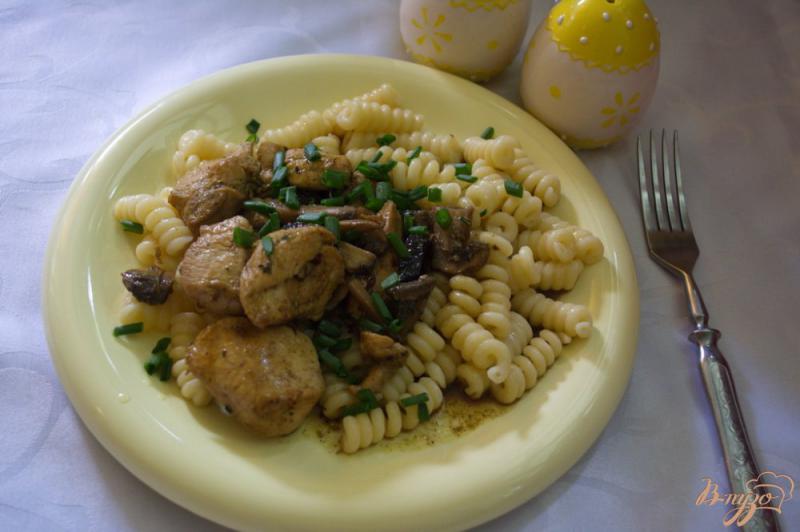 Фото приготовление рецепта: Курица в соусе с грибами и черносливом шаг №5