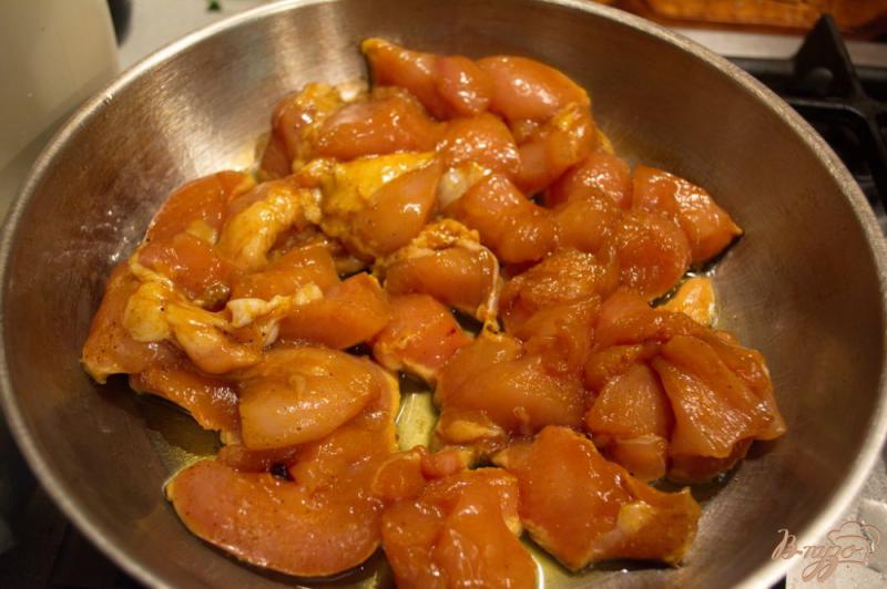 Фото приготовление рецепта: Курица в соусе с грибами и черносливом шаг №3
