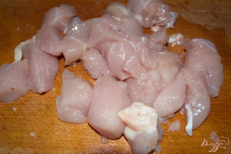 Фото приготовление рецепта: Курица в соусе с грибами и черносливом шаг №1