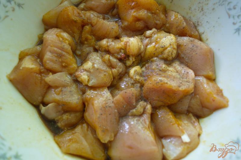 Фото приготовление рецепта: Курица в соусе с грибами и черносливом шаг №2