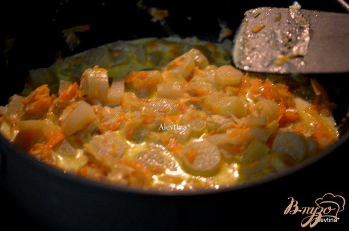 Фото приготовление рецепта: Суп с луком-порей ,с  овощами и авокадо шаг №2