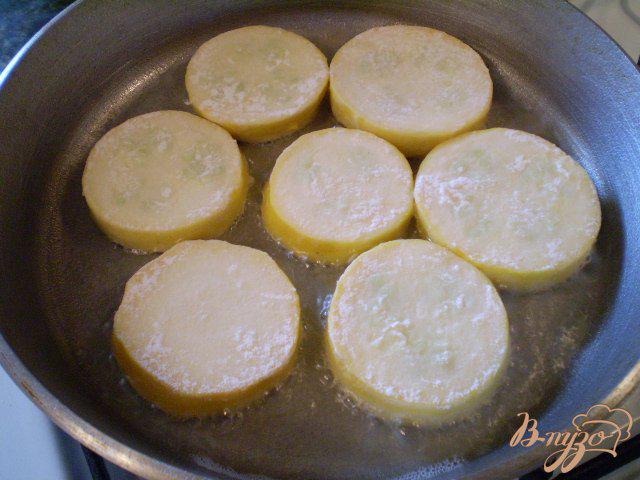 Фото приготовление рецепта: Кабачки в кефире с зеленью шаг №6