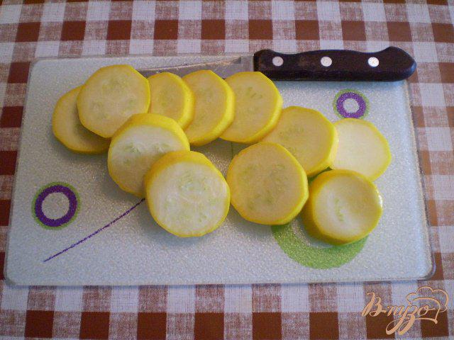 Фото приготовление рецепта: Кабачки в кефире с зеленью шаг №2