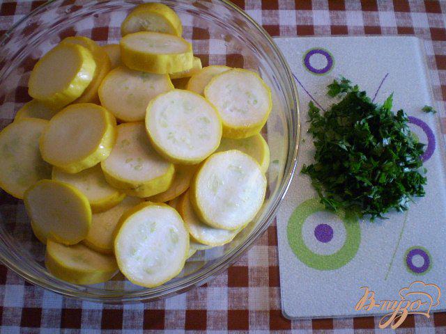 Фото приготовление рецепта: Кабачки в кефире с зеленью шаг №3