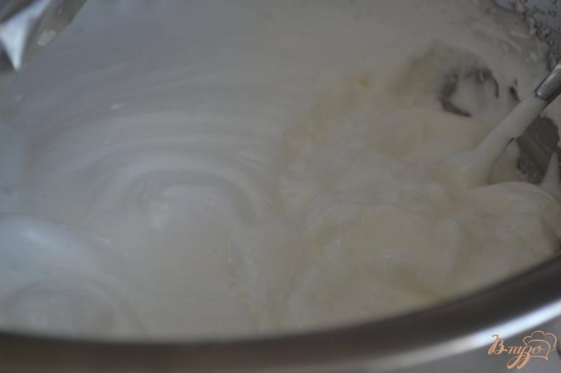 Фото приготовление рецепта: Бисквитный торт с кремом из маршмеллоу шаг №4