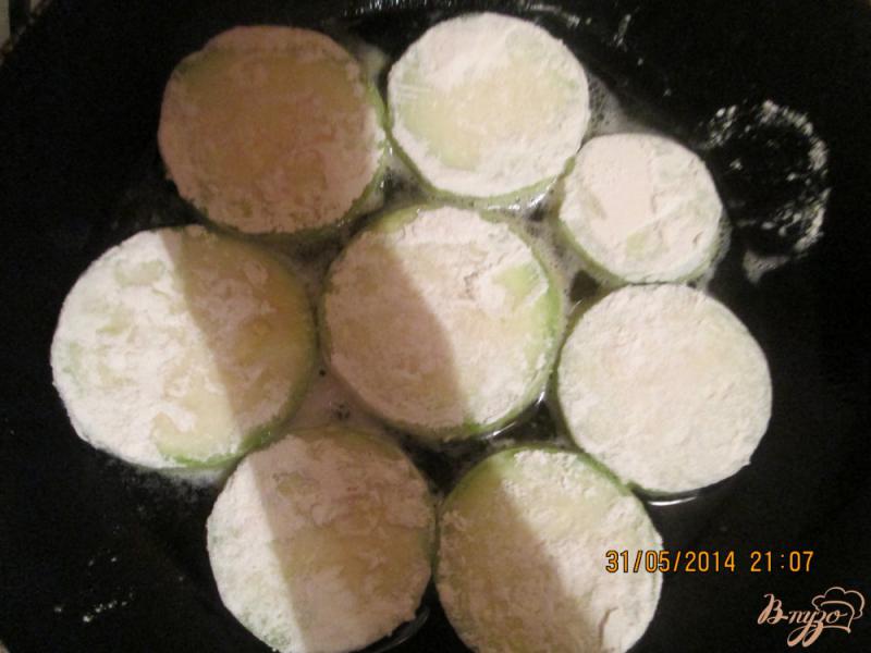 Фото приготовление рецепта: Жареные кабачки с майонезом и чесноком шаг №2