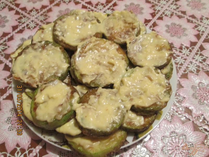 Фото приготовление рецепта: Жареные кабачки с майонезом и чесноком шаг №4