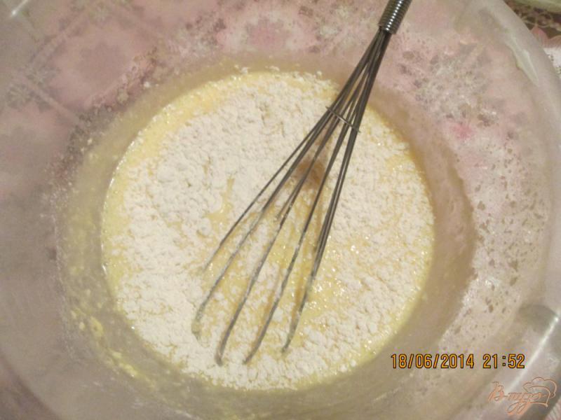 Фото приготовление рецепта: Пирог с клубникой шаг №3
