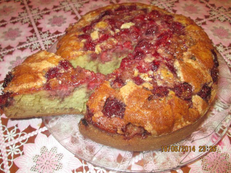 Фото приготовление рецепта: Пирог с клубникой шаг №5