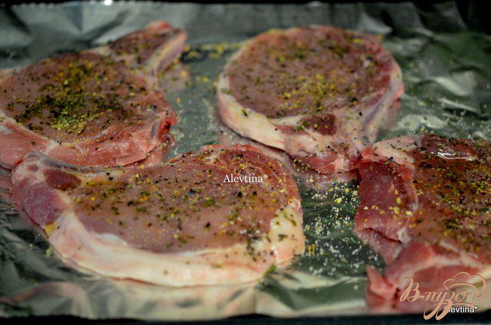 Фото приготовление рецепта: Свиные отбивные с прованскими травами шаг №2