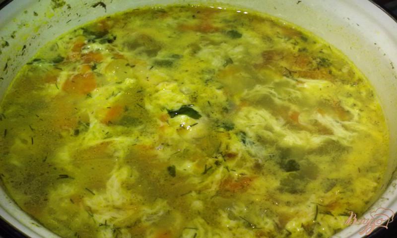 Фото приготовление рецепта: Куриный суп с яйцом шаг №6