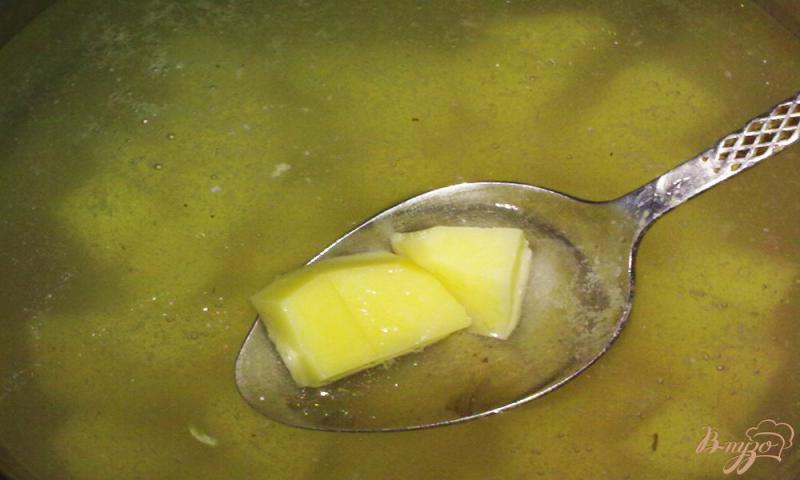 Фото приготовление рецепта: Картофельный суп с луком пореем шаг №3