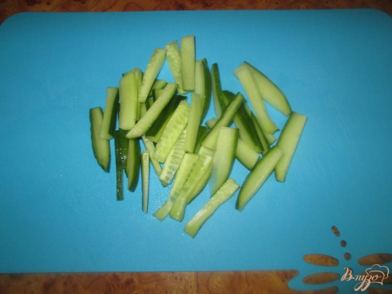 Фото приготовление рецепта: Салат со свеклой, редисом и огурцом шаг №2