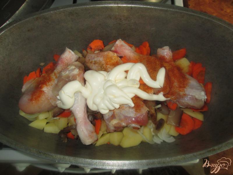 Фото приготовление рецепта: Картофель с курицей и грибами тушеные в казане шаг №6