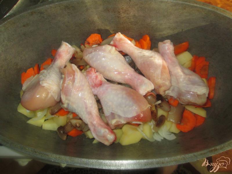 Фото приготовление рецепта: Картофель с курицей и грибами тушеные в казане шаг №4