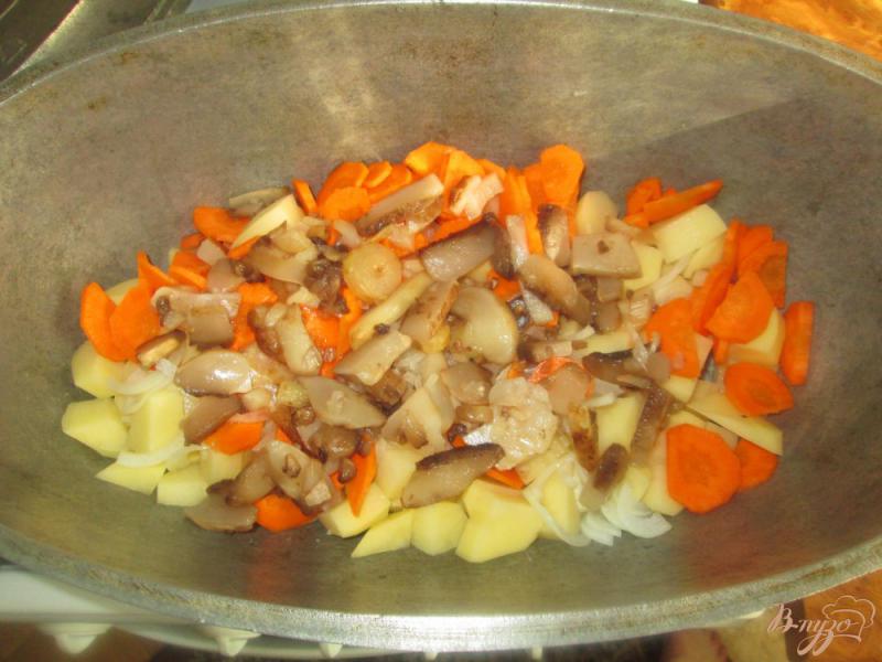 Фото приготовление рецепта: Картофель с курицей и грибами тушеные в казане шаг №3