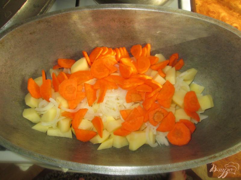 Фото приготовление рецепта: Картофель с курицей и грибами тушеные в казане шаг №2