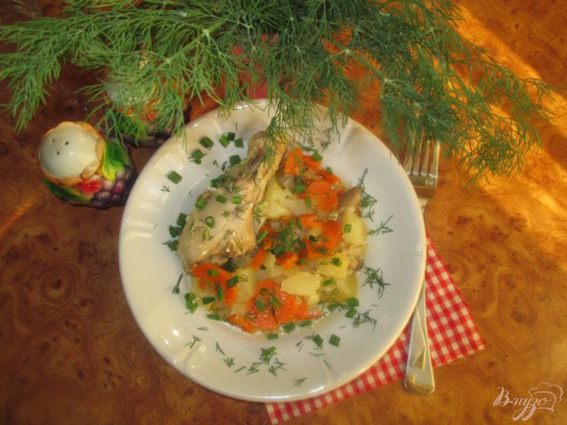 Фото приготовление рецепта: Картофель с курицей и грибами тушеные в казане шаг №8