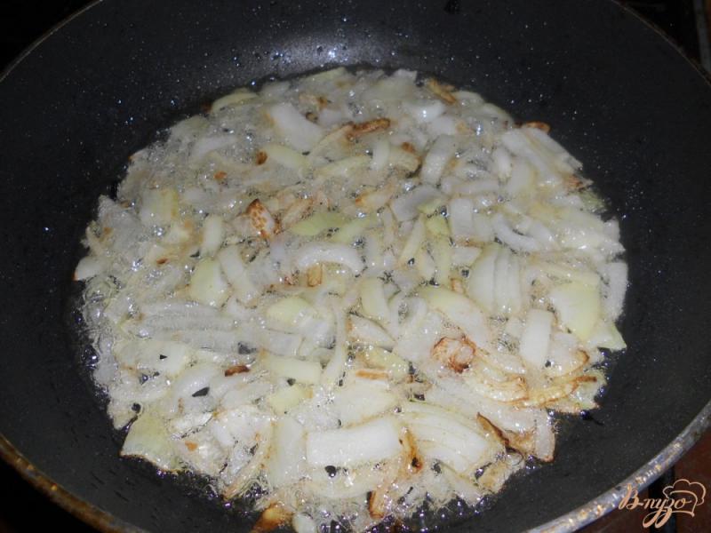 Фото приготовление рецепта: Тушеная капусты с баварскими колбасками шаг №3