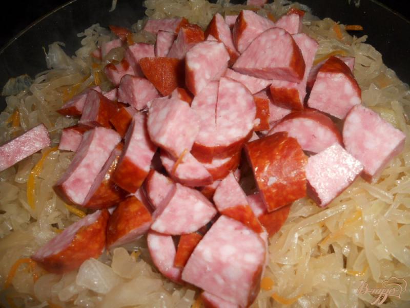 Фото приготовление рецепта: Тушеная капусты с баварскими колбасками шаг №5