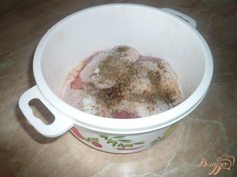 Фото приготовление рецепта: Куриные бедра запечённые с гречневой кашей шаг №3