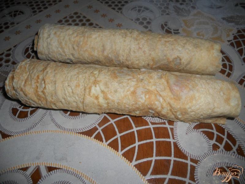 Фото приготовление рецепта: Рулет из лаваша с горбушей и сыром шаг №7