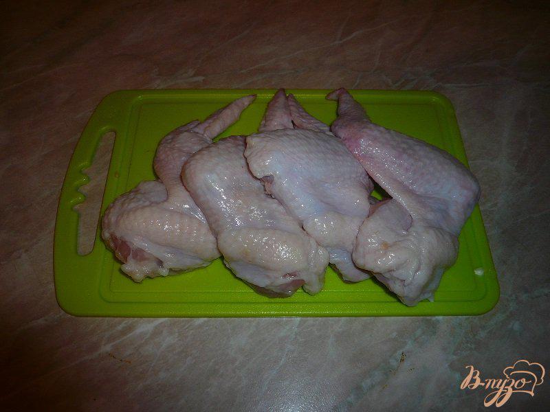 Фото приготовление рецепта: Крылышки запечённые с луком шаг №5