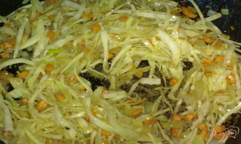 Фото приготовление рецепта: Жареный рис с овощами по-китайски шаг №6