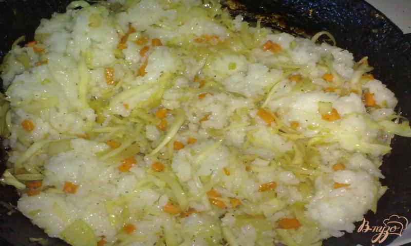 Фото приготовление рецепта: Жареный рис с овощами по-китайски шаг №7