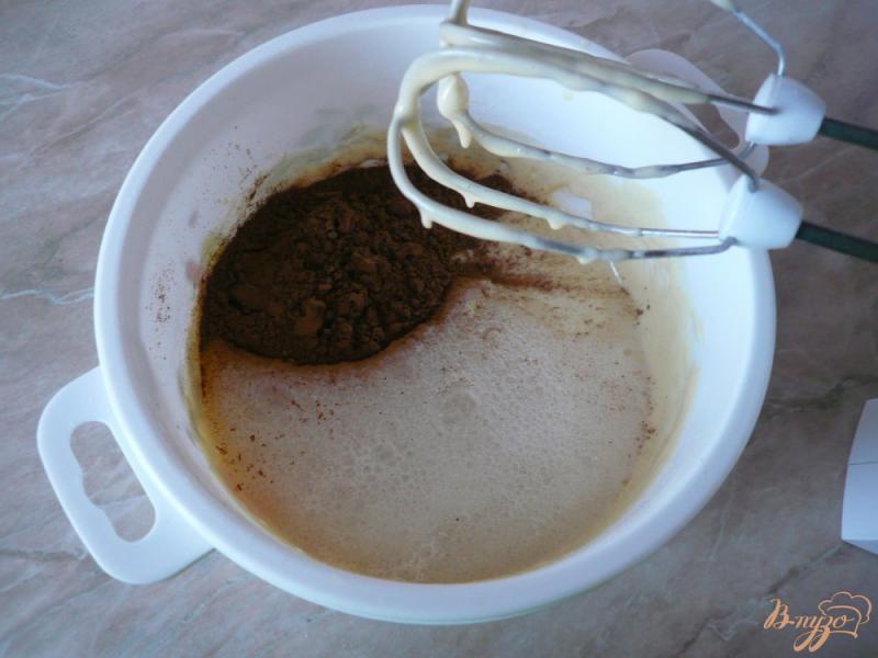 Фото приготовление рецепта: Простой кекс с какао в мультиварке шаг №7
