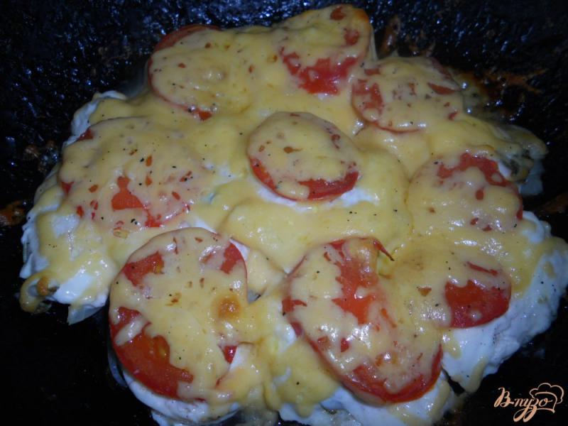 Фото приготовление рецепта: Куриная грудка запеченная с помидорами и сыром шаг №8