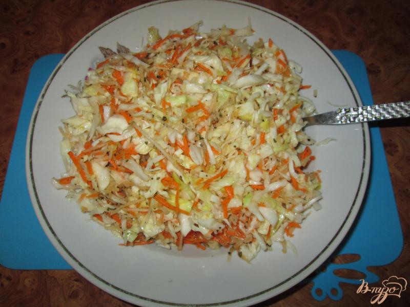Фото приготовление рецепта: Капустный салат с морковью и яблоком шаг №6