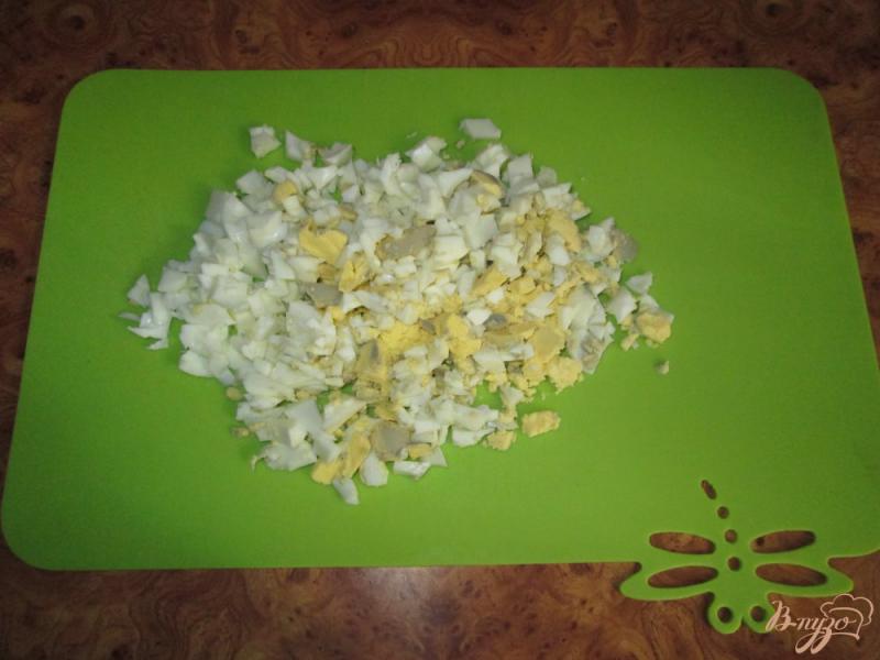 Фото приготовление рецепта: Салат с курицей, сыром и оливками шаг №1
