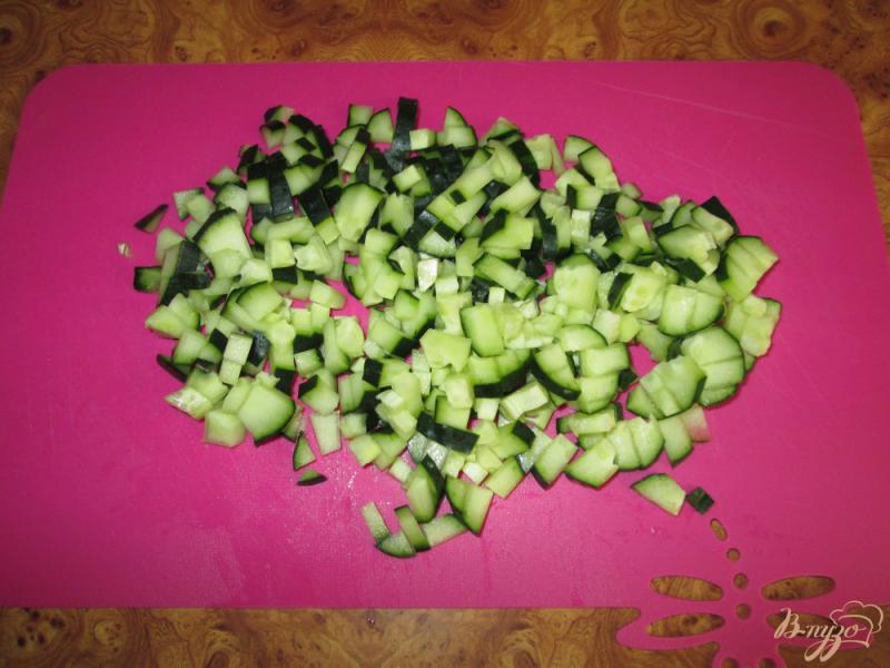 Фото приготовление рецепта: Салат с крабовыми палочками, сыром и болгарским перцем шаг №3