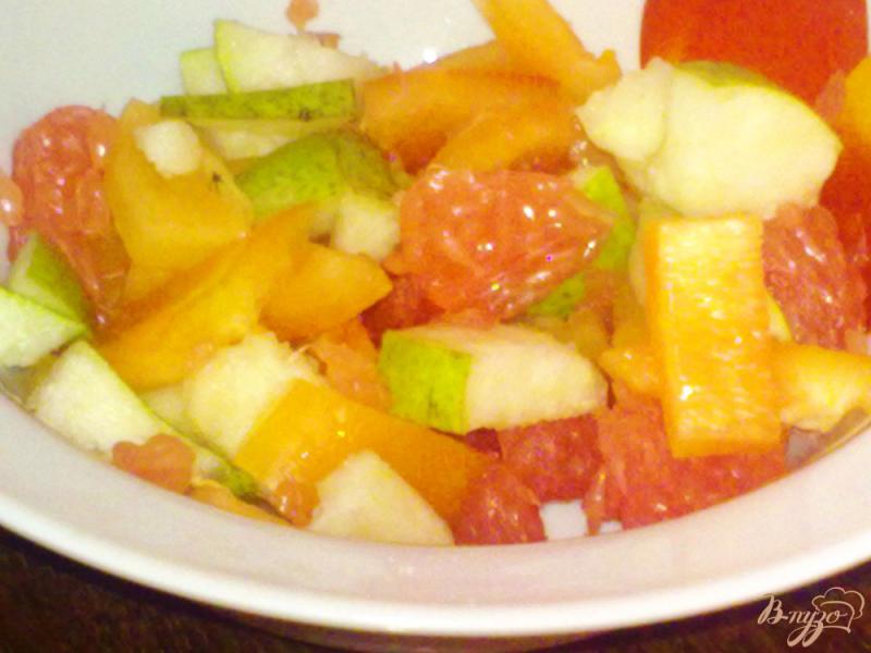 Фото приготовление рецепта: Салат с грушей и грейпфрутом шаг №4