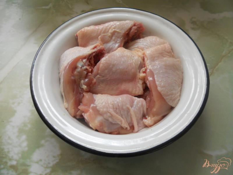 Фото приготовление рецепта: Куриные бедрышки маринованные в кефире шаг №2