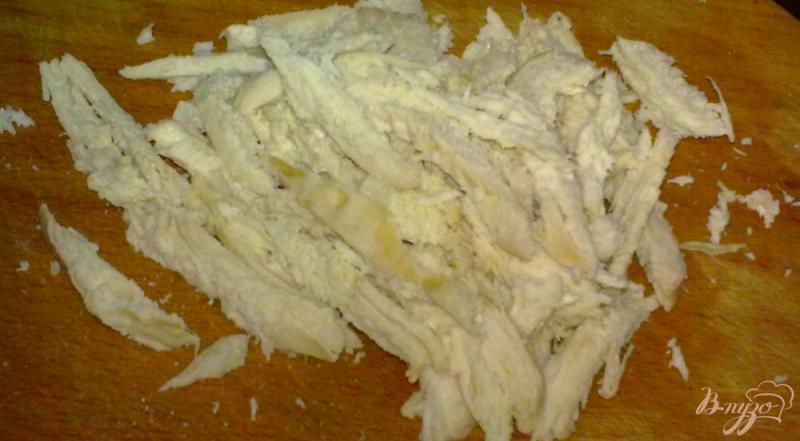 Фото приготовление рецепта: Салат с куриным филе и соевым соусом шаг №2