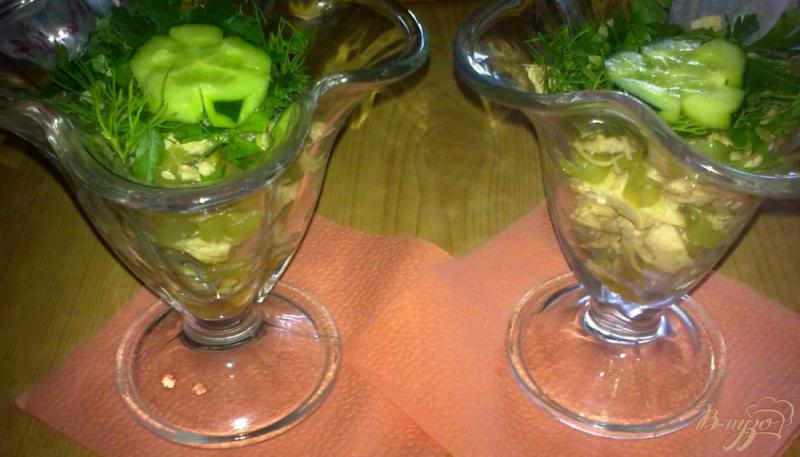 Фото приготовление рецепта: Салат с куриным филе и соевым соусом шаг №5