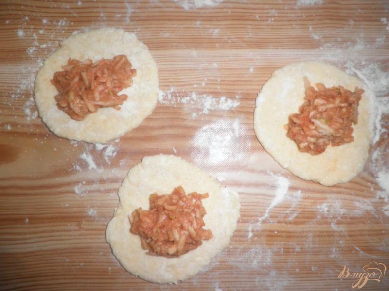 Фото приготовление рецепта: Творожные пирожки с яблоками шаг №5