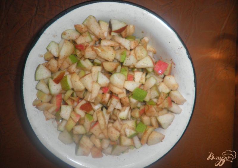 Фото приготовление рецепта: Грушево-яблочная шарлотка шаг №3