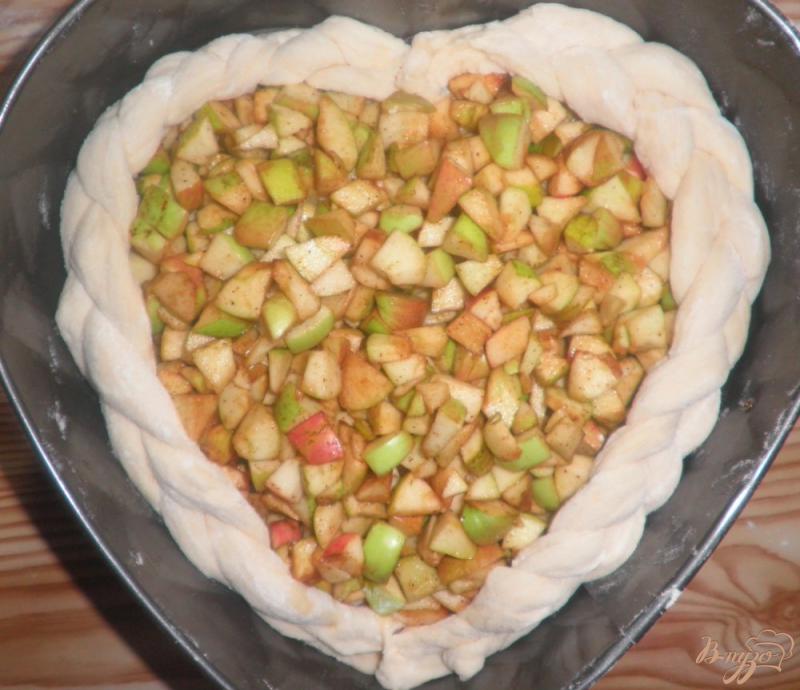 Фото приготовление рецепта: Пирог с яблоками Сердце шаг №9