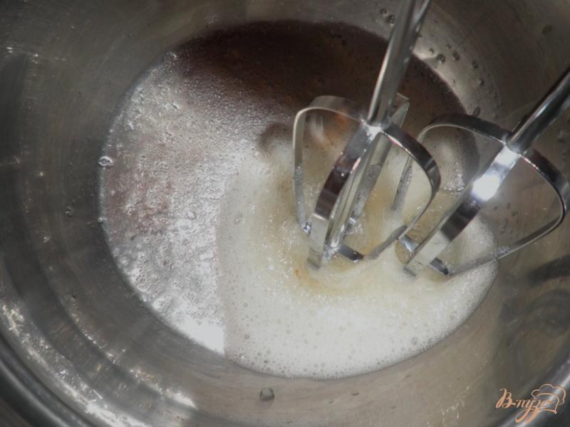 Фото приготовление рецепта: Белково-желатиновый крем для украшения тортов шаг №3