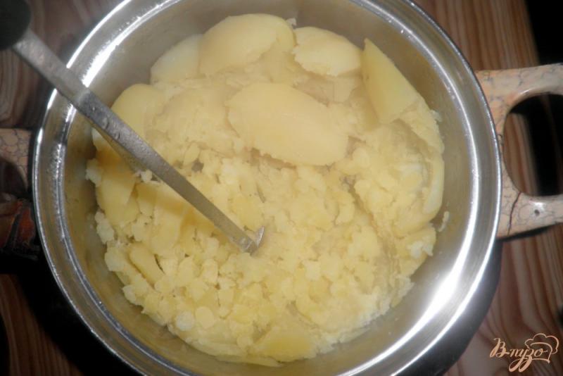 Фото приготовление рецепта: Картофельное пюре со сметаной и зеленью шаг №3