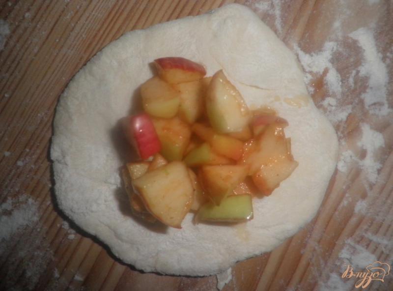 Фото приготовление рецепта: Пирожки из дрожжевого теста с яблоками шаг №6