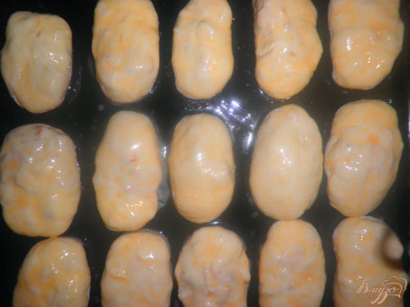 Фото приготовление рецепта: Пирожки из дрожжевого теста с яблоками шаг №8